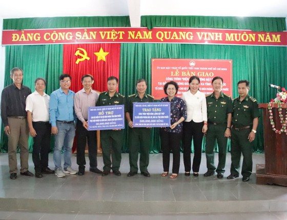 Bàn giao công trình điện năng lượng mặt trời tặng Biên phòng tỉnh Bình Phước ảnh 1