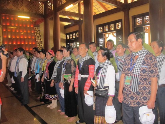 Đoàn đại biểu già làng, trưởng bản tiêu biểu các tỉnh biên giới phía Bắc dâng hương đền Bến Dược ảnh 1