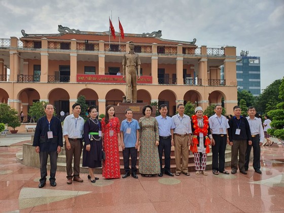 Đoàn đại biểu già làng, trưởng bản tiêu biểu vùng biên giới phía Bắc dâng hương tưởng niệm Chủ tịch Hồ Chí Minh ảnh 2