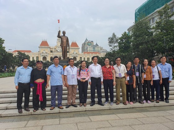 Đoàn đại biểu già làng, trưởng bản tiêu biểu vùng biên giới phía Bắc dâng hương tưởng niệm Chủ tịch Hồ Chí Minh ảnh 3
