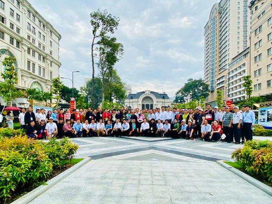 Đoàn đại biểu già làng, trưởng bản tiêu biểu vùng biên giới phía Bắc dâng hương tưởng niệm Chủ tịch Hồ Chí Minh ảnh 4