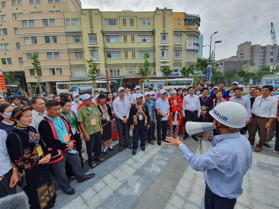 Đoàn đại biểu già làng, trưởng bản tiêu biểu vùng biên giới phía Bắc dâng hương tưởng niệm Chủ tịch Hồ Chí Minh ảnh 5