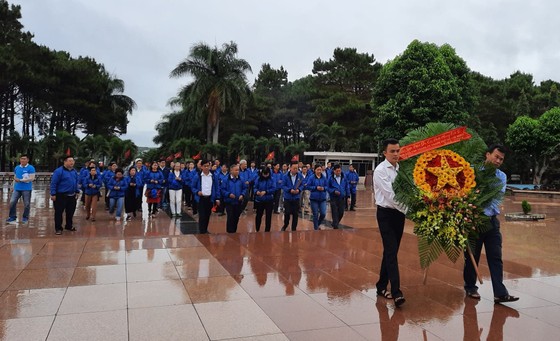 Đoàn cán bộ dân vận tiêu biểu TPHCM dâng hương tại Nghĩa trang liệt sĩ Đắk Lắk      ảnh 1