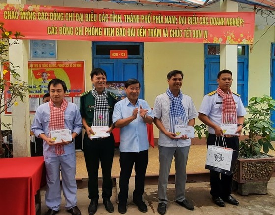 Đoàn đại biểu các tỉnh thành Nam bộ đi thăm, chúc tết cán bộ, chiến sĩ tại Vùng biển Tây Nam ảnh 3