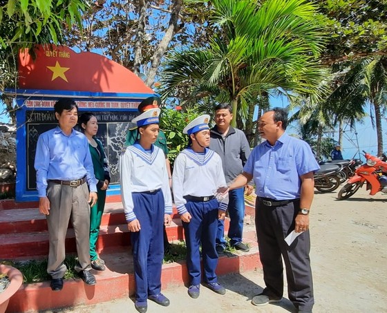 Đoàn đại biểu các tỉnh thành Nam bộ đi thăm, chúc tết cán bộ, chiến sĩ tại Vùng biển Tây Nam ảnh 2