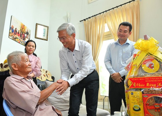 Lãnh đạo TPHCM thăm, chúc tết các Mẹ Việt Nam anh hùng, gia đình chính sách ảnh 1