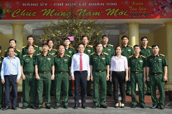 Đoàn lãnh đạo TPHCM thăm, chúc tết các đơn vị quân đội ảnh 4