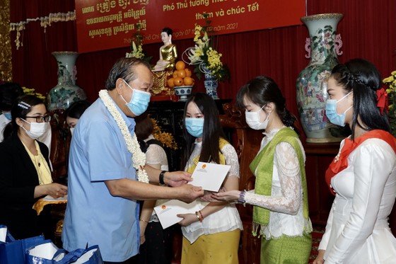 Phó Thủ tướng Thường trực Trương Hòa Bình thăm, chúc tết đồng bào Phật tử Nam tông Khmer ảnh 2