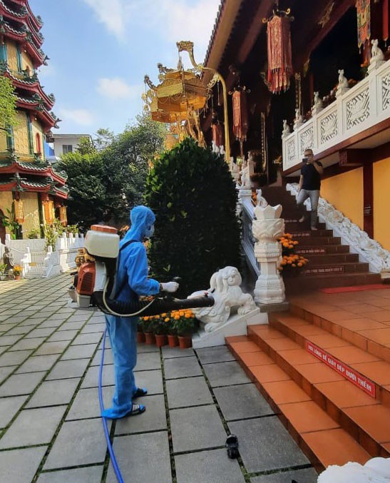 Phun sát khuẩn toàn bộ chùa Viên Giác, quận Tân Bình ảnh 1