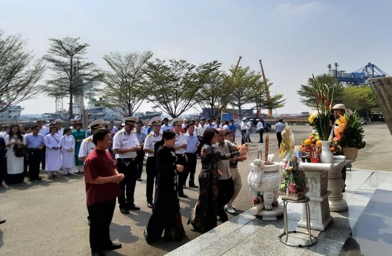 Dâng hương tưởng niệm 64 anh hùng liệt sĩ hy sinh tại đảo đá Gạc Ma ảnh 1