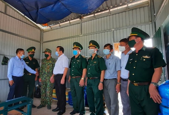 Lãnh đạo TPHCM thăm các lực lượng phòng, chống dịch Covid-19 tại biên giới Tây Ninh ảnh 2