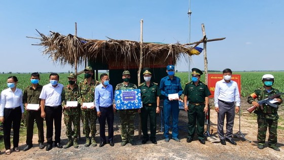 Lãnh đạo TPHCM thăm các lực lượng phòng, chống dịch Covid-19 tại biên giới Tây Ninh ảnh 6