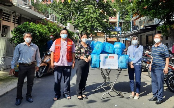 Hơn 8.000 túi thuốc điều trị Covid-19 được trao cho F0 cách ly tại nhà ảnh 1