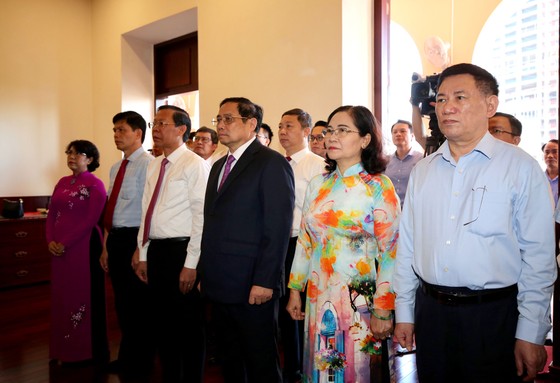 Thủ tướng và đoàn đại biểu TPHCM dâng hương, dâng hoa tưởng nhớ Chủ tịch Hồ Chí Minh ảnh 1