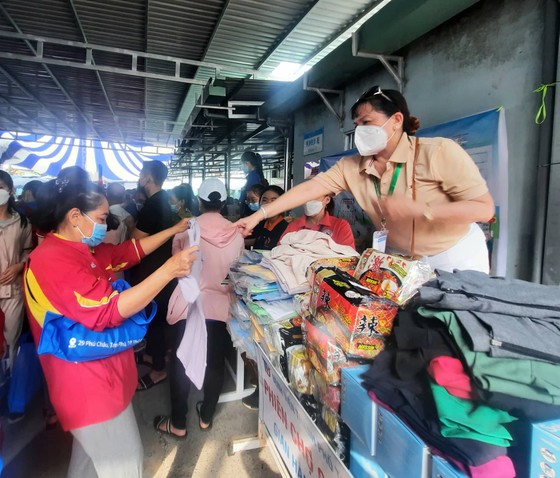 Hơn 500 bệnh nhân nghèo Bệnh viện TP Thủ Đức mua hàng miễn phí tại Phiên chợ 0 đồng ảnh 2