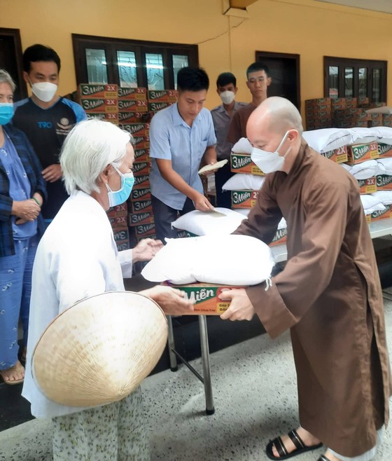 Nhiều chùa ở TPHCM tặng quà người nghèo khó mùa Vu lan ảnh 1