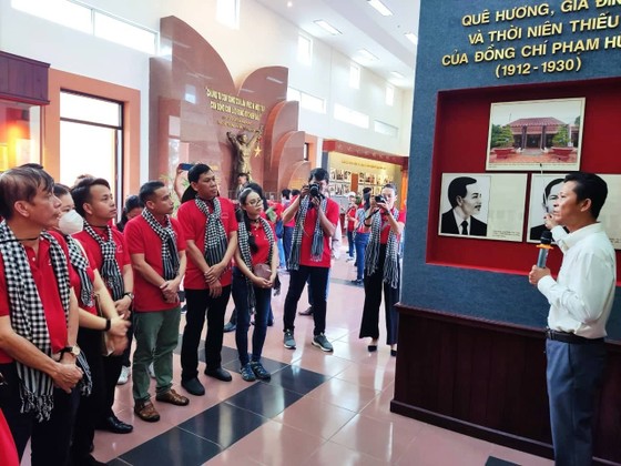Đoàn cán bộ tuyên giáo, báo chí, xuất bản TPHCM tưởng niệm Thủ tướng Võ Văn Kiệt ảnh 4