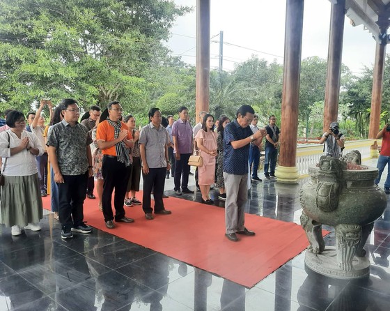 Đoàn cán bộ tuyên giáo, báo chí, xuất bản TPHCM dâng hương tại Đền thờ Chủ tịch Hồ Chí Minh tỉnh Bạc Liêu   ảnh 1