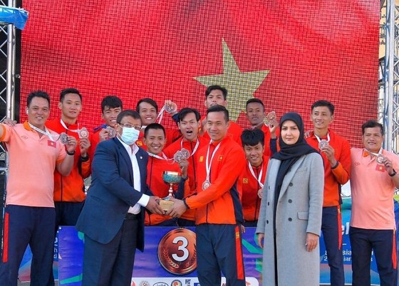 Đội tuyển bóng ném bãi biển nam Việt Nam giành HCĐ châu Á sau trận thắng Philippines. Ảnh: VHF