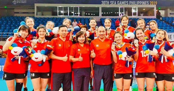 Đội tuyển bóng chuyền nữ Việt Nam nhận HCB SEA Games 30 năm 2019. Ảnh: DŨNG PHƯƠNG