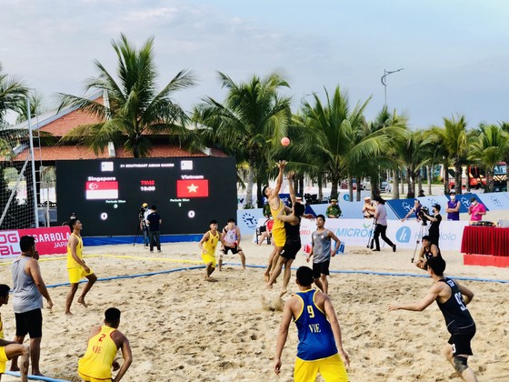 Đội tuyển bóng ném bãi biển nam Việt Nam (áo vàng, xanh) giành chiến thắng mở màn cho đoàn thể thao Việt Nam tại SEA Games 31. Ảnh: NGHĨA HIẾU