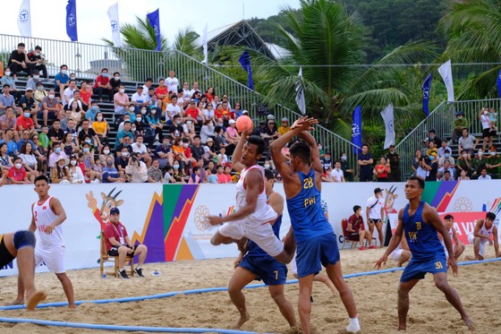 Đội quân bóng ném bãi biển nam Việt Nam (áo trắng) có 2 chiến thắng liên tiếp ở SEA Games 31. Ảnh: NGHĨA HIẾU