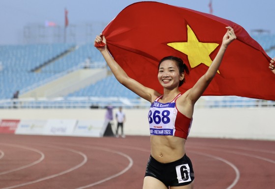 Nguyễn Thị Oanh vô đối trên đường chạy 1.500m nữ. Ảnh: DŨNG PHƯƠNG