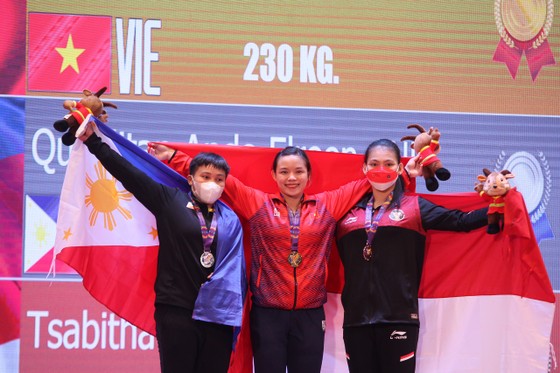 Hồng Thanh (giữa) gây tiếng vang khi phá 3 kỷ lục SEA Games để bảo vệ thành công tấm HCV 64kg nữ. Ảnh: BÙI LƯỢNG