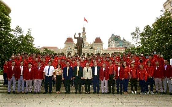 Lãnh đạo TPHCM cùng các thành viên của đoàn thể thao thành phố chụp ảnh lưu niệm tại tượng đài Chủ tịch Hồ Chí Minh. Ảnh: DŨNG PHƯƠNG