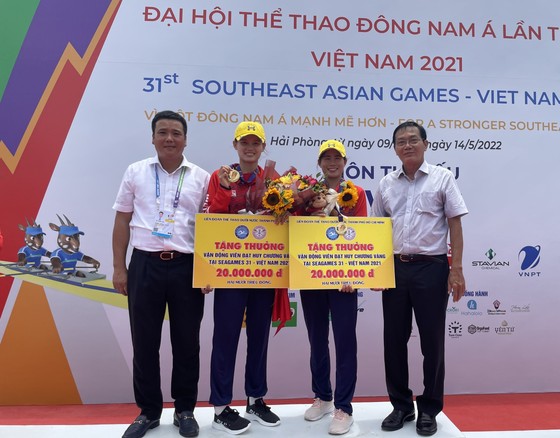Tay chèo Hồ Thị Lý (thứ 2 từ phải sang) đã góp công vào 2 tấm HCV của đội tuyển rowing Việt Nam tại SEA Games 31