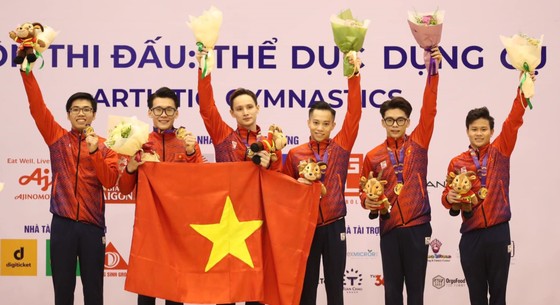 Nguyễn Văn Khánh Phong (bìa phải) góp công vào HCV đồng đội của tuyển TDDC Việt Nam tại SEA Games 31