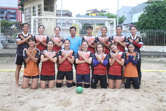 Đội bóng ném bãi biển nữ Việt Nam chuẩn bị sang Mỹ tham dự World Games. Ảnh: NGUYỄN ANH