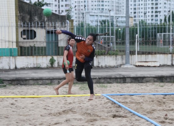 Bóng ném bãi biển nữ tất bật khổ luyện cho World Games ảnh 1