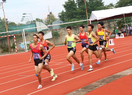 Nguyễn Minh Trí (133) giành HCB 800m nam tại giải vô địch trẻ quốc gia. Ảnh: NGUYỄN ANH