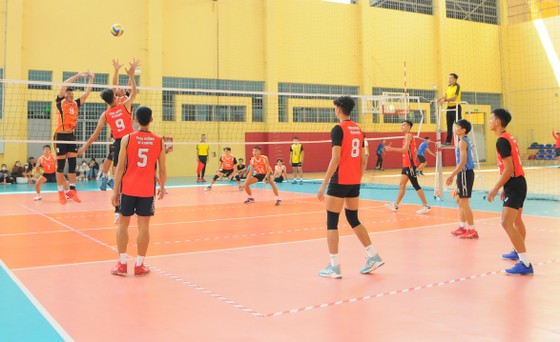 Phát triển phong trào bóng chuyền sinh viên Những sân chơi bóng chuyền phong trào luôn thu hút sự tham gia đông đảo của thanh niên và sinh viên. Ảnh: HỒ VŨ