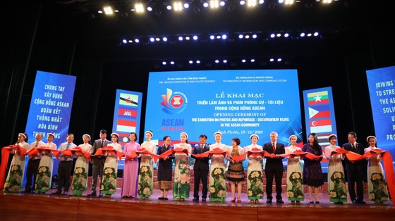 Khai mạc triển lãm ảnh và phim phóng sự - tài liệu trong Cộng đồng ASEAN ảnh 1
