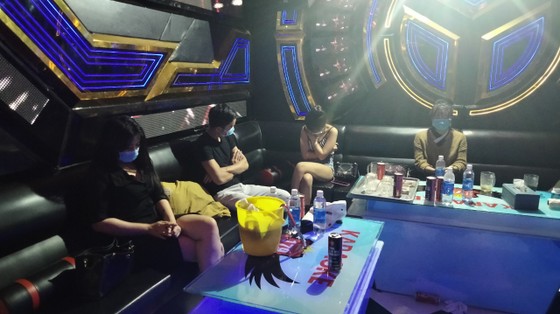 Bắt quả tang 10 nam nữ 'bay lắc' trong quán karaoke ở Bình Phước ảnh 1