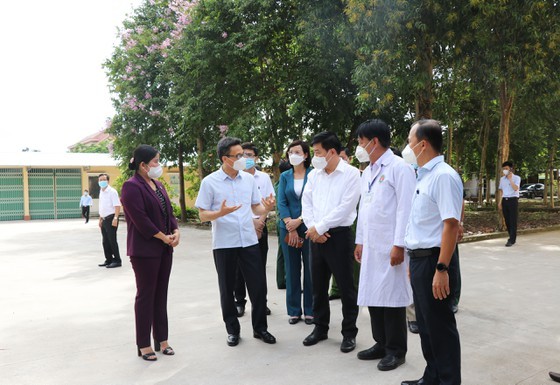 Phó Thủ tướng Vũ Đức Đam kiểm tra công tác điều trị tại bệnh viện dã chiến huyện Đồng Phú (Bình Phước) ảnh 3