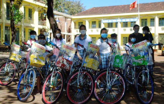 Bình Phước: Trao tặng xe đạp và quà cho học sinh có hoàn cảnh khó khăn ảnh 1