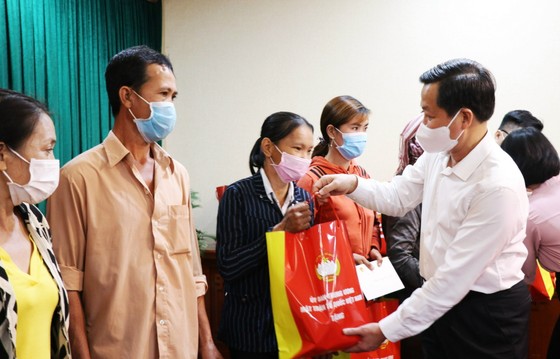 Phó Thủ tướng Lê Minh Khái thăm, tặng quà doanh nghiệp và người lao động tại Bình Phước ảnh 3