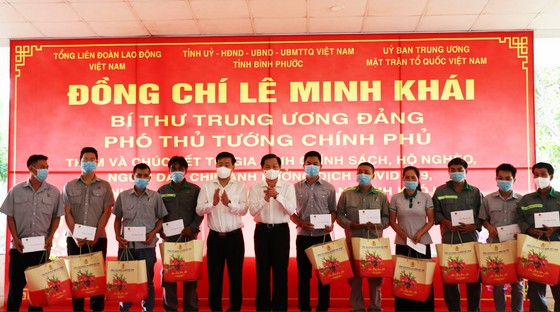 Phó Thủ tướng Lê Minh Khái thăm, tặng quà doanh nghiệp và người lao động tại Bình Phước ảnh 2