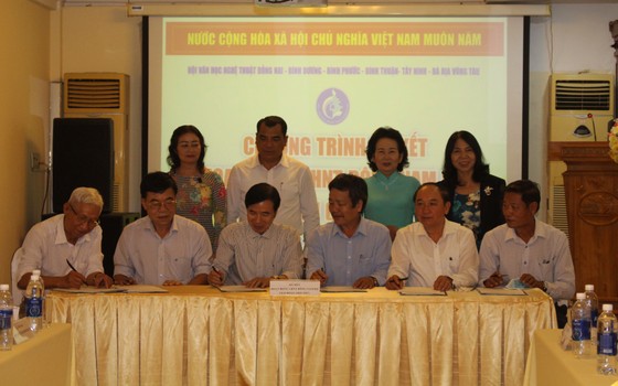 Hội Văn học nghệ thuật 6 tỉnh Đông nam bộ ký kết chương trình hoạt động  ảnh 1