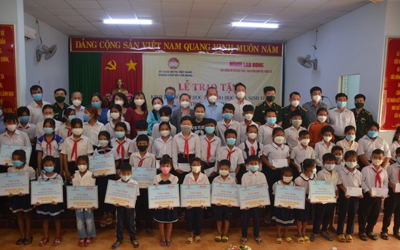 Nguyên Phó Thủ tướng Thường trực Trương Hòa Bình tặng quà học sinh, sinh viên dân tộc vùng biên giới Bình Phước ảnh 2