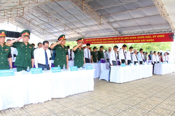 Phó Thủ tướng Vũ Đức Đam dự lễ truy điệu và an táng 28 hài cốt liệt sĩ Đặc công rừng Sác ảnh 2