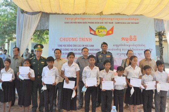 Bộ Quốc phòng Việt Nam và Campuchia trao tặng bò giống và học bổng cho người nghèo ảnh 3