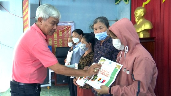 200 phần quà đến bà con khó khăn ở Bình Phước ảnh 1