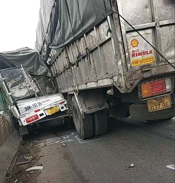 Xe ô tô bị tông nát trên Quốc lộ 1, 4 người bị thương ảnh 2