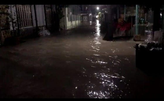 Khoảng 16 giờ ngày 26-7, trận mưa lớn khiến nhiều tuyến đường ở các huyện, TP thuộc tỉnh Đồng Nai bị ngập sâu. ảnh 2
