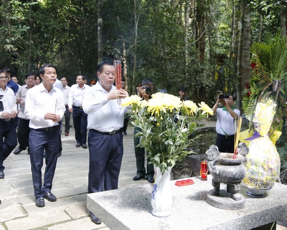Trưởng Ban Tuyên giáo Trung ương trao nhà tình nghĩa cho cựu chiến binh ở Đồng Nai ảnh 1