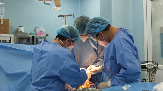 Bệnh viện Bình Dân: Lần đầu tiên dùng màng ngoài tim bò tạo hình động mạch chủ bụng  ảnh 2